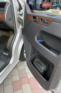 Мінівен Volkswagen Multivan 2011 в 