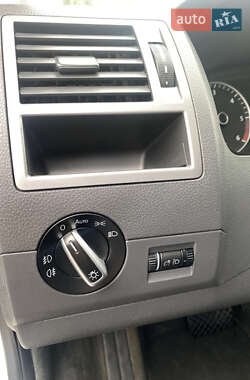 Мінівен Volkswagen Multivan 2012 в  фото 3 Мінівен Volkswagen Multivan 2012 в