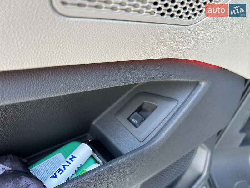 Минивэн Volkswagen Multivan 2023 в Киеве