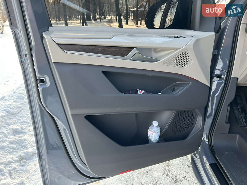 Минивэн Volkswagen Multivan 2023 в Киеве