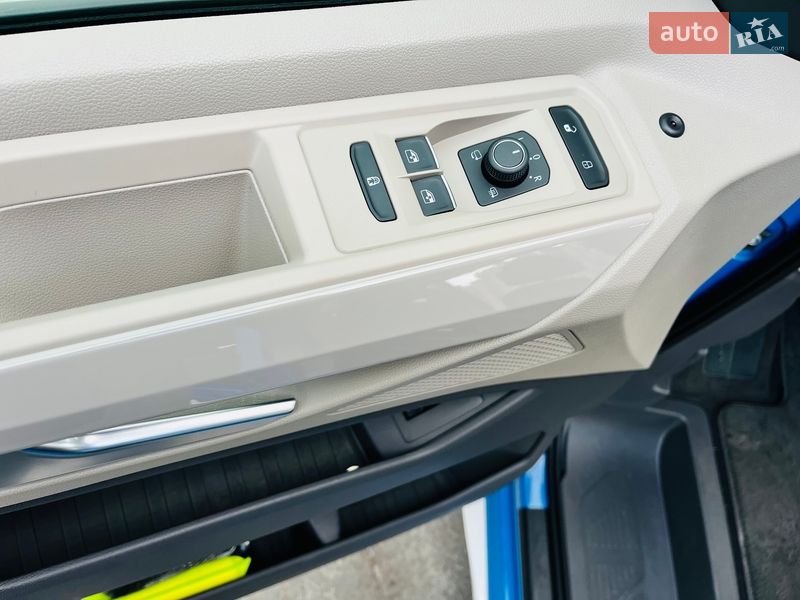 Минивэн Volkswagen Multivan 2023 в Киеве