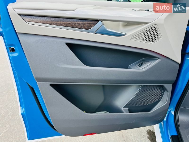 Минивэн Volkswagen Multivan 2023 в Киеве