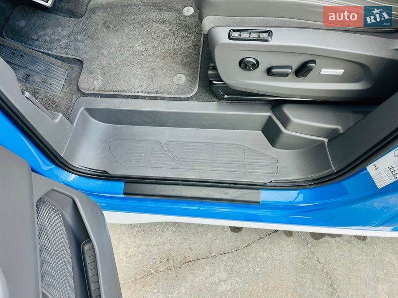 Минивэн Volkswagen Multivan 2023 в Киеве