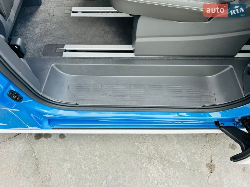 Минивэн Volkswagen Multivan 2023 в Киеве