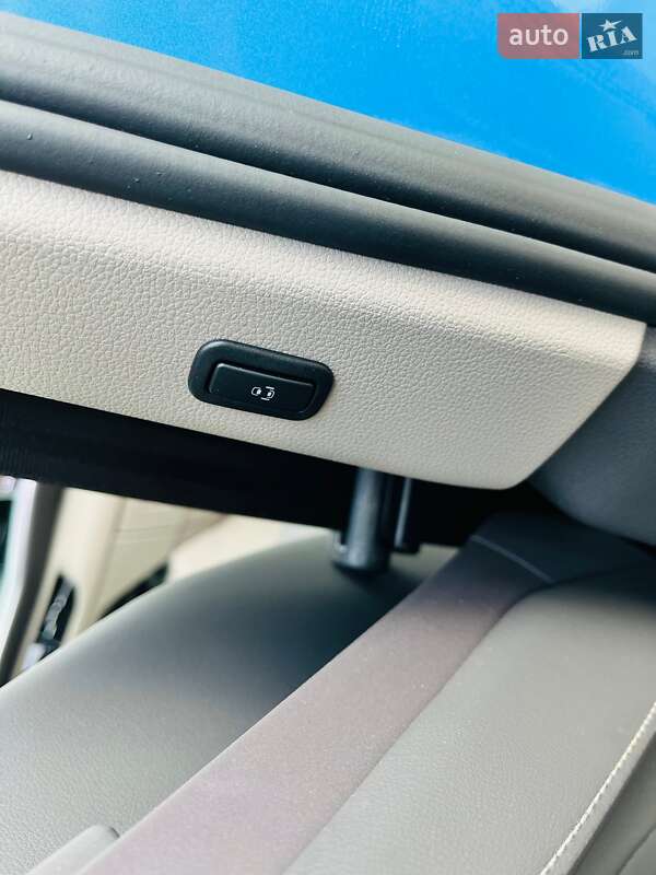 Минивэн Volkswagen Multivan 2023 в Киеве