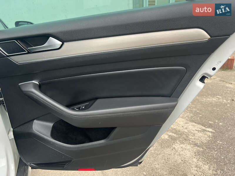 Универсал Volkswagen Passat Alltrack 2018 в Киеве