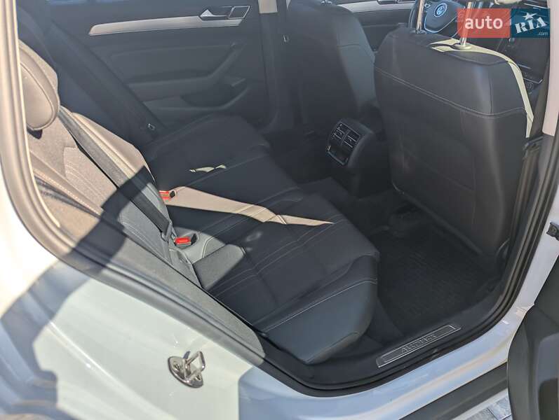Универсал Volkswagen Passat Alltrack 2017 в Киеве фото 24 Универсал Volkswagen Passat Alltrack 2017 в Киеве