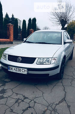 Седан Volkswagen Passat B5 2000 в Ровно