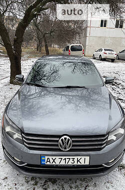 Седан Volkswagen Passat B7 2013 в Харькове