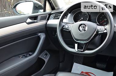 Седан Volkswagen Passat 2015 в Луцке