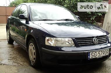 Седан Volkswagen Passat 1998 в Луганске