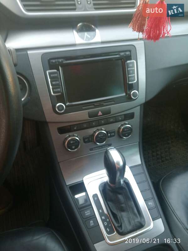 Універсал Volkswagen Passat 2012 в Коростишеві