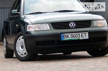 Седан Volkswagen Passat 1999 в Сарнах