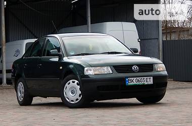 Седан Volkswagen Passat 1999 в Сарнах