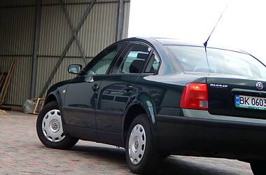 Седан Volkswagen Passat 1999 в Сарнах