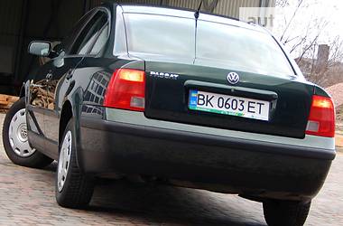 Седан Volkswagen Passat 1999 в Сарнах