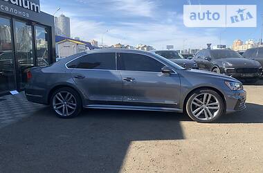 Седан Volkswagen Passat 2016 в Києві