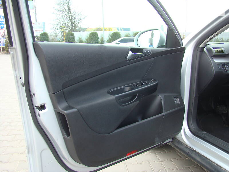 Універсал Volkswagen Passat 2010 в Луцьку