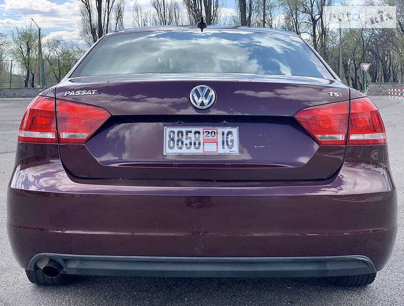 Седан Volkswagen Passat 2014 в Горішніх Плавнях