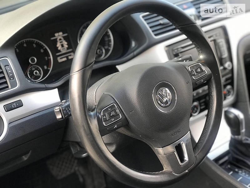 Седан Volkswagen Passat 2013 в Івано-Франківську