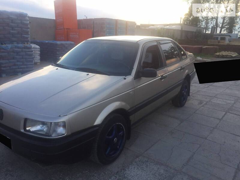 Седан Volkswagen Passat 1989 в Городке