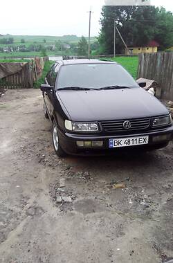 Седан Volkswagen Passat 1995 в Острозі