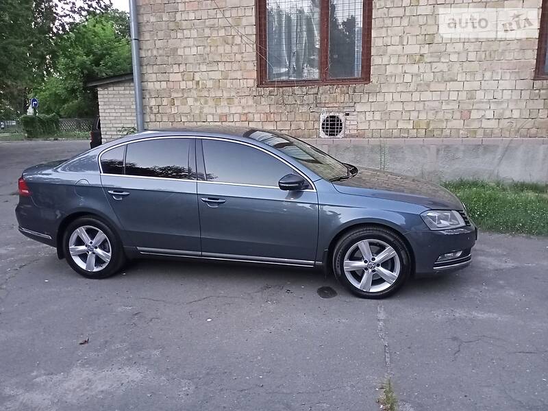 Седан Volkswagen Passat 2012 в Києві