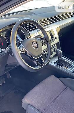 Седан Volkswagen Passat 2015 в Дніпрі