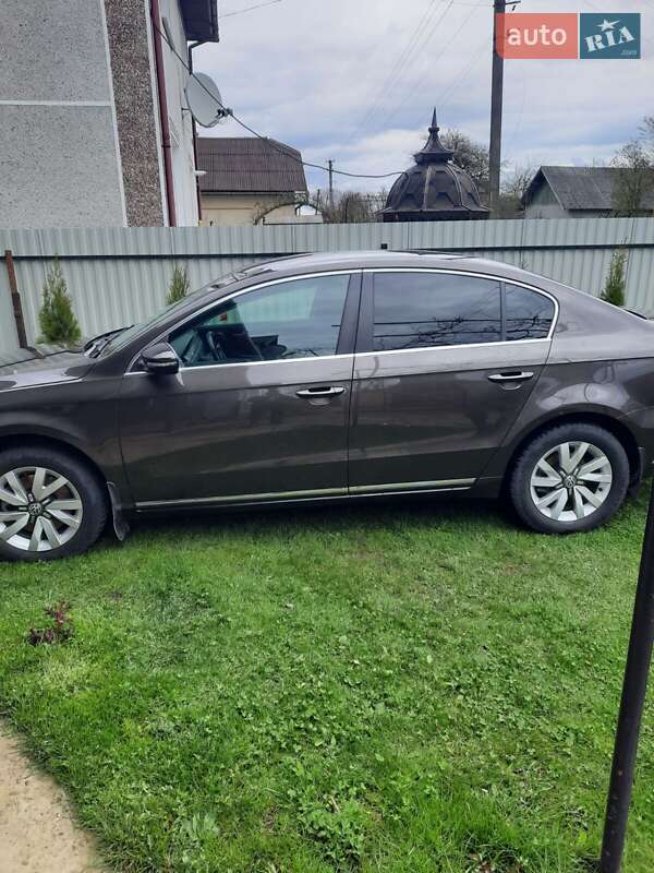 Седан Volkswagen Passat 2012 в Івано-Франківську