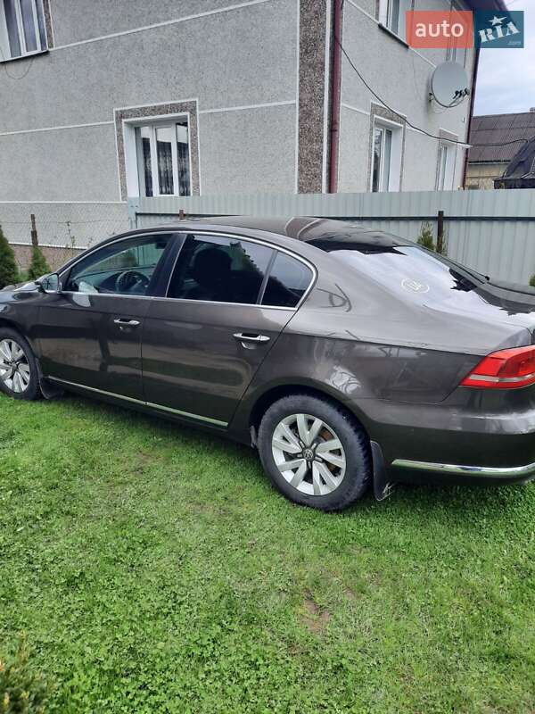 Седан Volkswagen Passat 2012 в Івано-Франківську