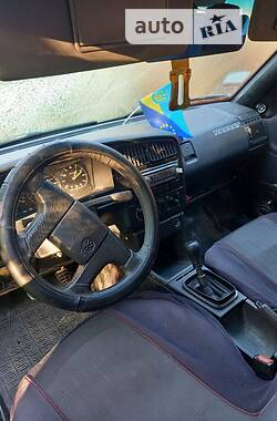 Седан Volkswagen Passat 1993 в 