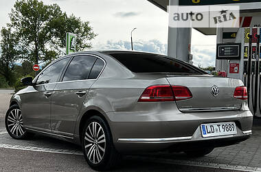 Седан Volkswagen Passat 2014 в Дрогобичі