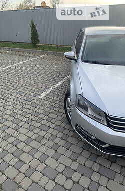 Седан Volkswagen Passat 2012 в Ивано-Франковске