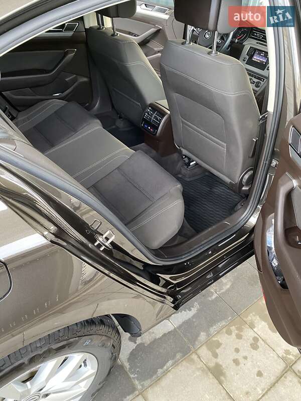 Седан Volkswagen Passat 2015 в Хмельницькому