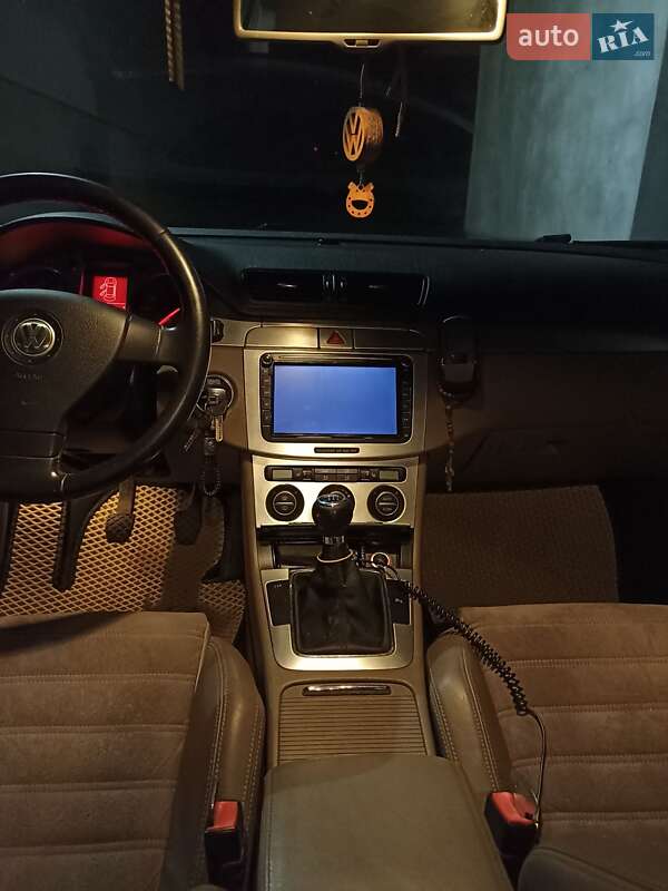 Седан Volkswagen Passat 2005 в Мостиске