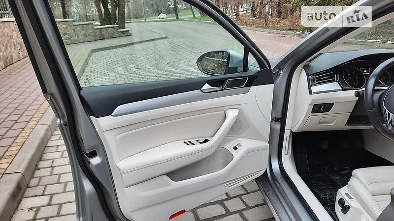 Седан Volkswagen Passat 2015 в Львові