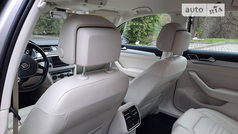 Седан Volkswagen Passat 2015 в Львові