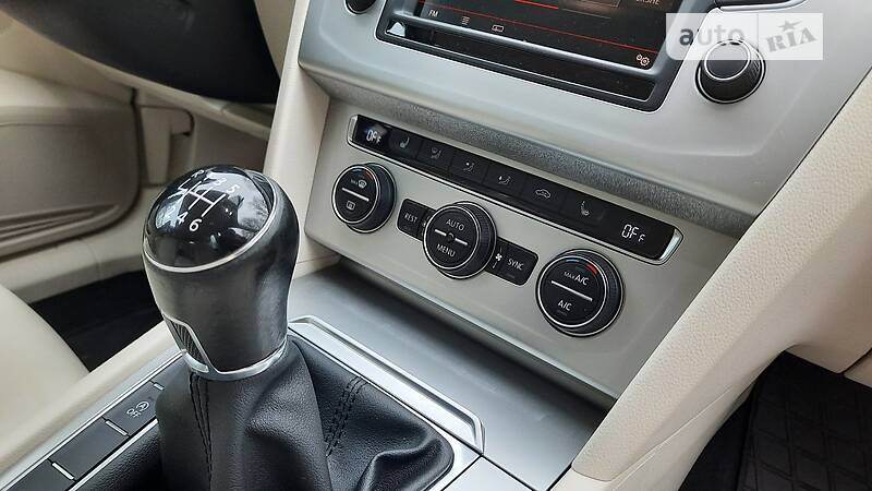 Седан Volkswagen Passat 2015 в Львові