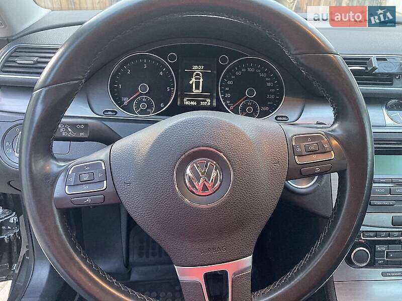 Універсал Volkswagen Passat 2011 в Чернівцях