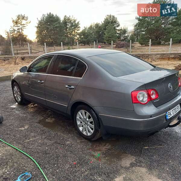 Седан Volkswagen Passat 2008 в Рокитному