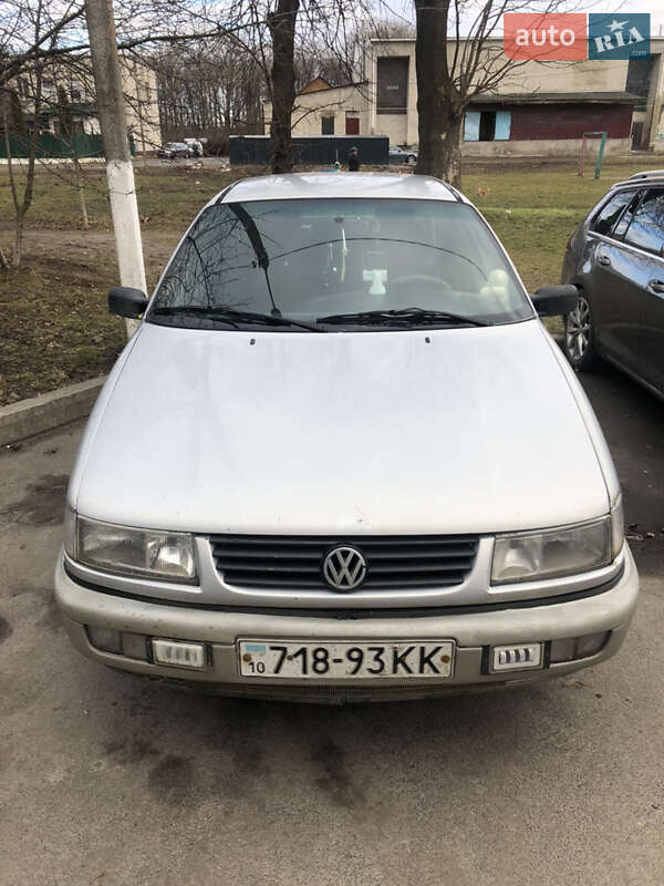 Седан Volkswagen Passat 1995 в Староконстантинове