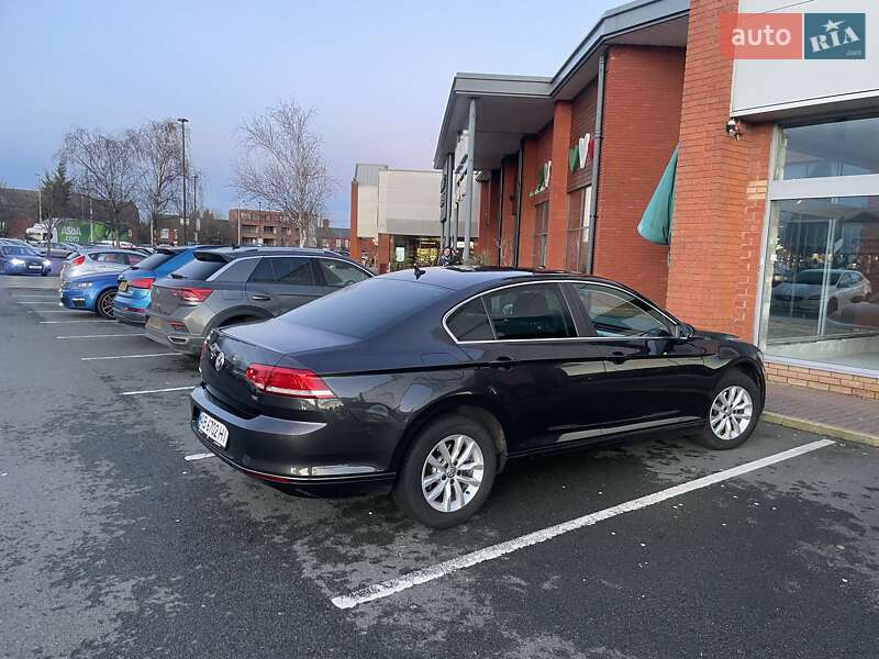 Седан Volkswagen Passat 2018 в Киеве