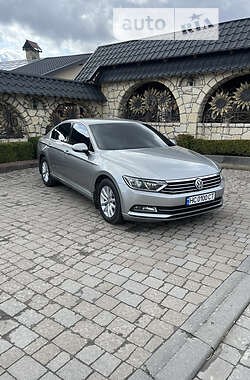Седан Volkswagen Passat 2015 в Львові