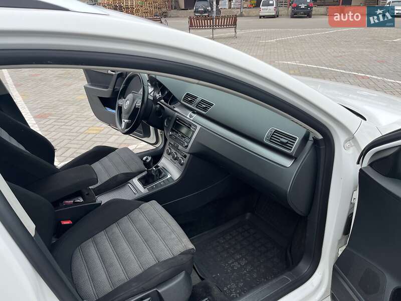Універсал Volkswagen Passat 2012 в Житомирі