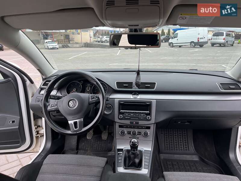 Універсал Volkswagen Passat 2012 в Житомирі