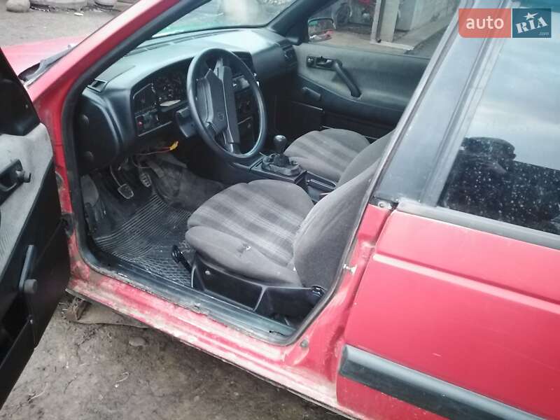 Седан Volkswagen Passat 1988 в Мостиске