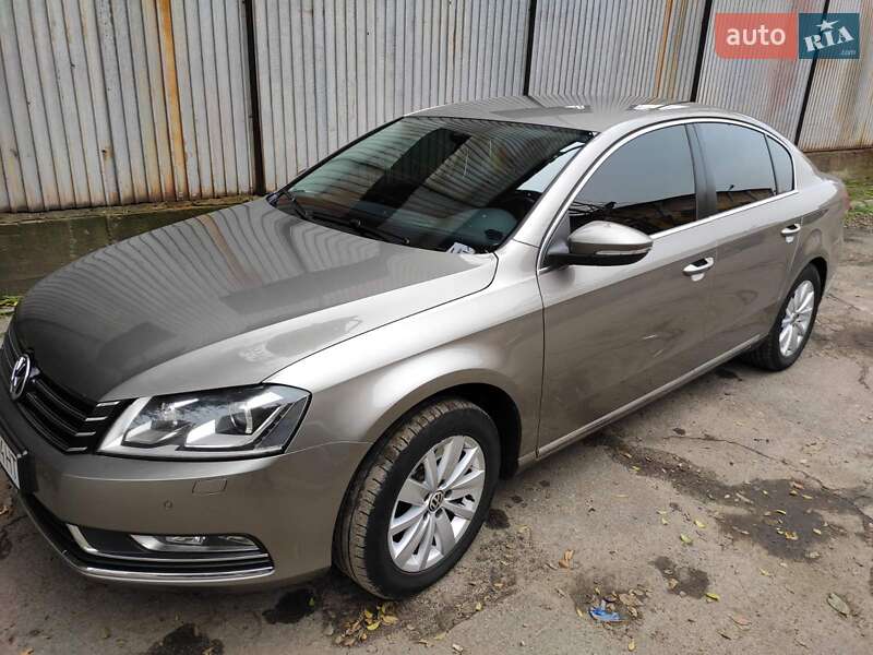 Седан Volkswagen Passat 2012 в Тернополі