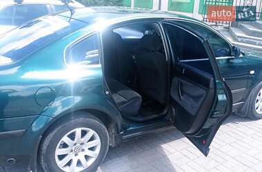 Седан Volkswagen Passat 2001 в 