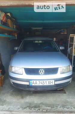 Универсал Volkswagen Passat 2000 в Киеве