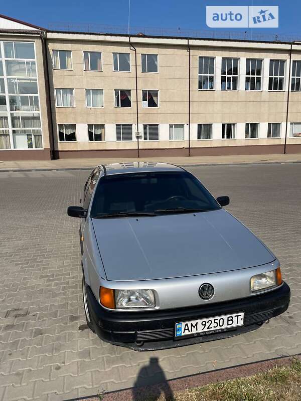 Седан Volkswagen Passat 1989 в Звягелі